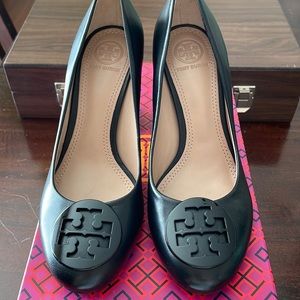 Tory Burch 75mm black logo pumps
